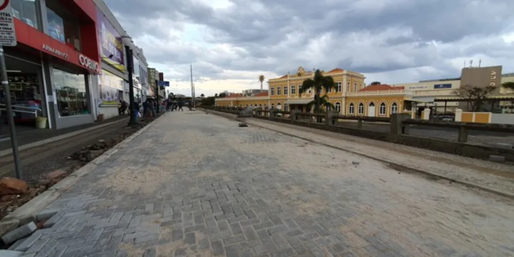 A medida acontece em virtude do avanço dos trabalhos de revitalização da rua Fernandes Pinheiro e deve se estender pelos próximos dias