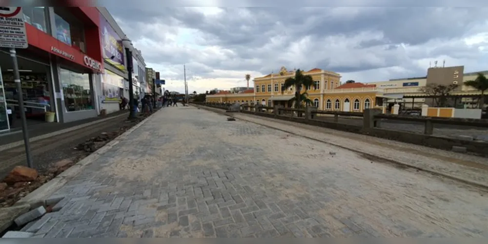 A medida acontece em virtude do avanço dos trabalhos de revitalização da rua Fernandes Pinheiro e deve se estender pelos próximos dias