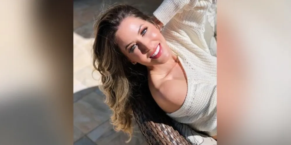 NIVER - A competente profissional da odontologia Bianca Oliveira, reserva a terça-feira (4), para receber os cumprimentos pela passagem de seu aniversário. Bianca que com muita dedicação e comprometimento tem se destacado em sua área de atuação, participando constantemente de atualizações e cursos, para sempre oferecer o melhor aos seus pacientes. Da coluna RC os votos de alegrias e sucesso