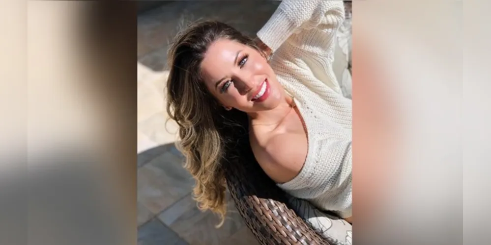 NIVER - A competente profissional da odontologia Bianca Oliveira, reserva a terça-feira (4), para receber os cumprimentos pela passagem de seu aniversário. Bianca que com muita dedicação e comprometimento tem se destacado em sua área de atuação, participando constantemente de atualizações e cursos, para sempre oferecer o melhor aos seus pacientes. Da coluna RC os votos de alegrias e sucesso