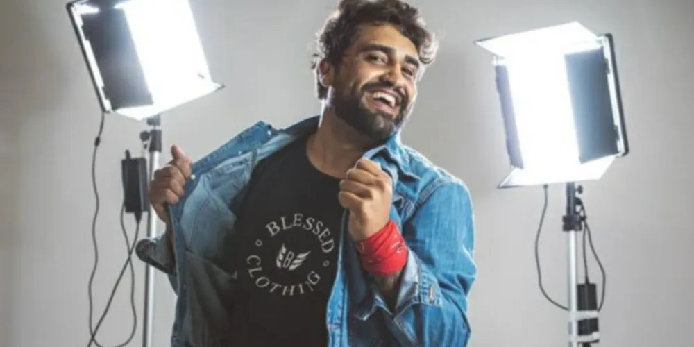 'A Live da Família Pobre Brasileira' é a primeira transmissão ao vivo do humorista no formato de live show do humorista Alorino. 