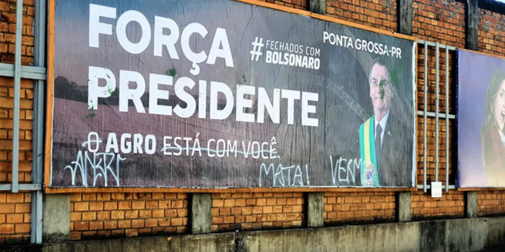 Imagem ilustrativa da imagem Outdoor em apoio a Jair Bolsonaro é pichado