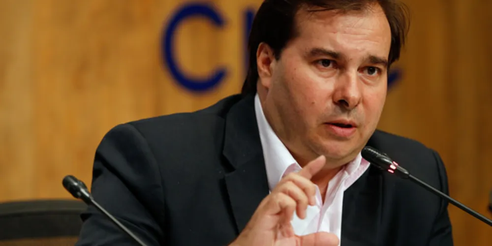 Questionado sobre o motivo de ainda não ter "engavetado" os processos, Maia justificou que ocuparia tempo na agenda do Congresso, que deve focar em pautas sobre o coronavírus.