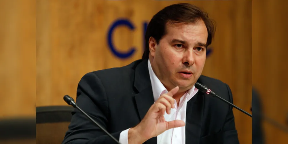 Questionado sobre o motivo de ainda não ter "engavetado" os processos, Maia justificou que ocuparia tempo na agenda do Congresso, que deve focar em pautas sobre o coronavírus.