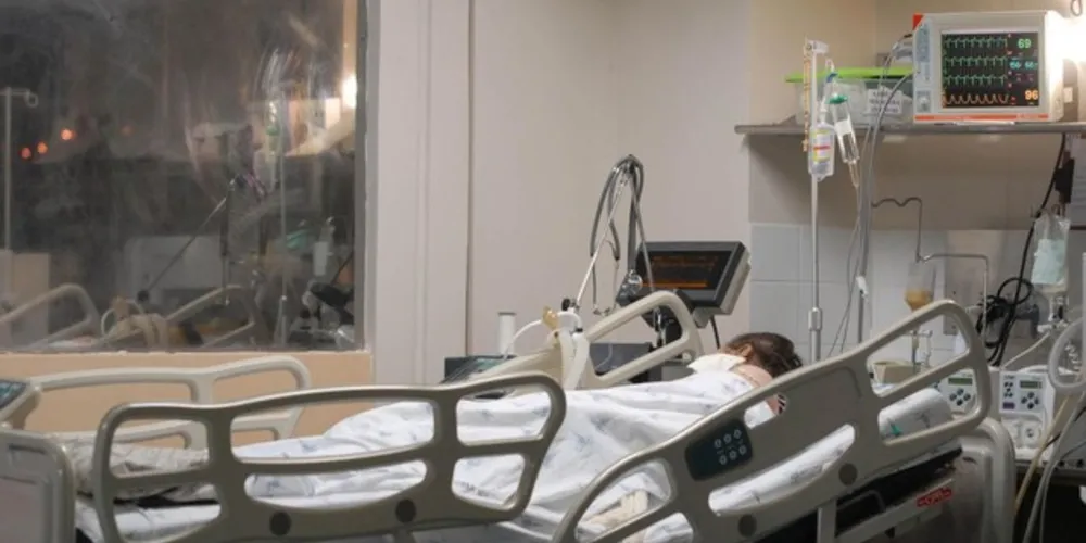 O conselho aponta que, antes da pandemia, 14 Estados ofertavam menos leitos de UTI do que o recomendado por especialistas, ou seja, de 1 a 3 unidades a cada 10 mil habitantes.