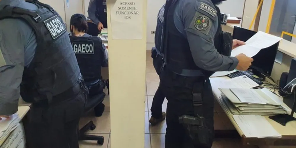 A investigação pura possíveis crimes de corrupção ativa e passiva, prevaricação, advocacia administrativa e falsidade ideológica