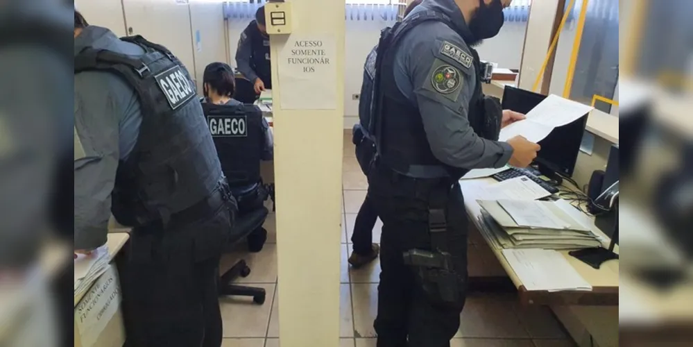 A investigação pura possíveis crimes de corrupção ativa e passiva, prevaricação, advocacia administrativa e falsidade ideológica