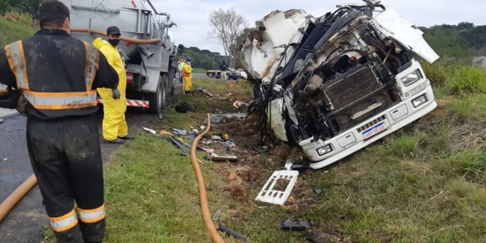 Apesar do estrago, caminhoneiro sofreu apenas ferimentos leves