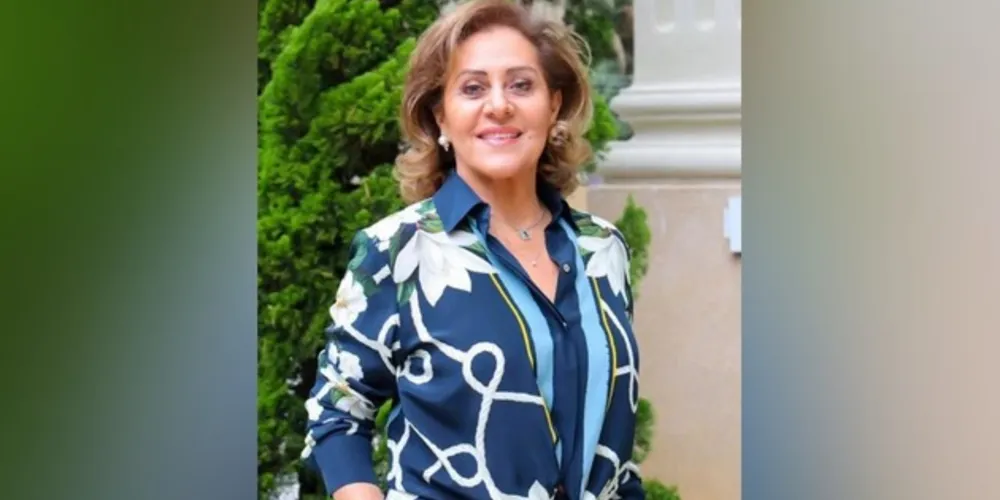 NOVO CICLO – A empresária Ana Lucia Hyczy receberá as felicitações pela chegada de seu aniversário nesta quarta-feira (5). Ana Lucia que responde ao lado de suas filhas, pela badalada boutique curitibana Compagnia Internazionale. Da coluna RC os votos sucesso e felicidades