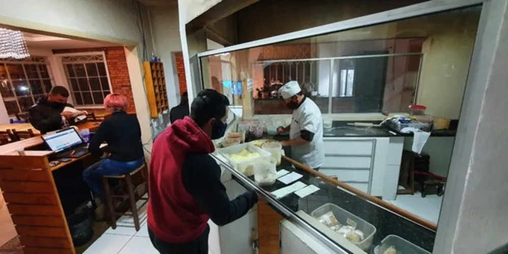 Pizza família com borda recheada e refrigerante sai por R$ 68. Pizzaria não cobra taxa de entrega