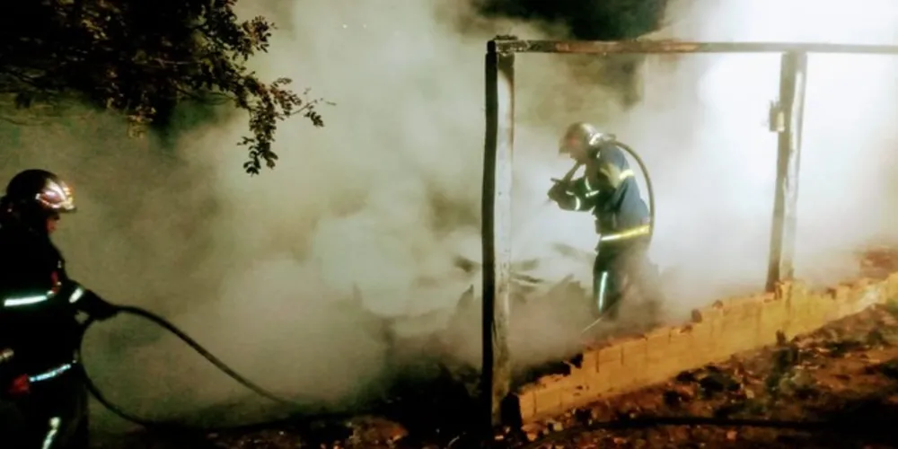 Bombeiros tiveram trabalho, mas conseguiram controlar fogo antes que se espalhasse para outras casas