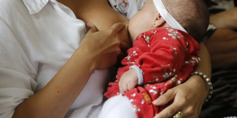 A recomendação do Ministério da Saúde é que a amamentação seja feita da primeira hora de vida até os 2 anos do bebê.