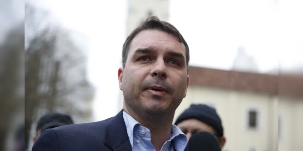 O Ministério Público suspeita que o ex-assessor operava um esquema de “rachadinha” -em que funcionários são coagidos a devolver parte de seus salários no gabinete de Flávio na Assembleia Legislativa do Rio.