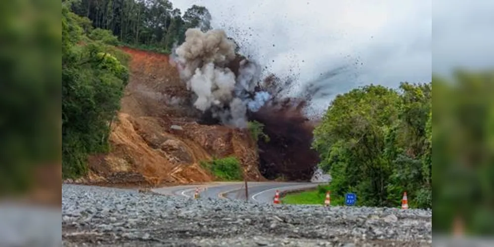 Detonações de rochas já foram realizadas em outras frentes na duplicação da BR-376