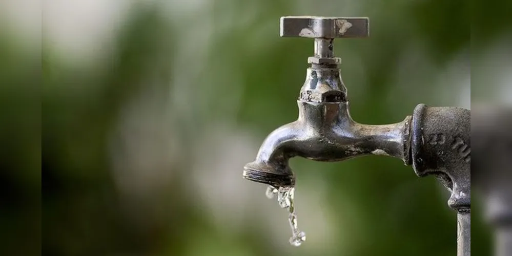 A cada 100 litros de água que entram no sistema de distribuição (reservatórios e rede), cerca de 40 litros não chegam ao consumidor final.   