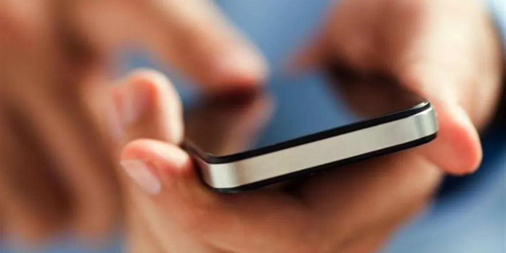 O aplicativo funciona apenas com outras pessoas com o aplicativo oficial instalado.