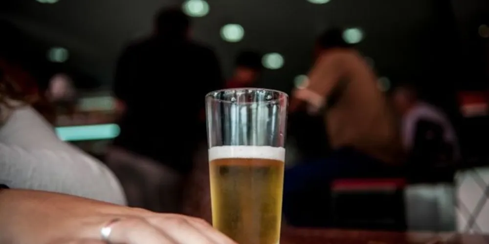 O relatório ressalta que essas substâncias tóxicas não são produzidas pela levedura cervejeira em condições normais de fabricação da bebida.