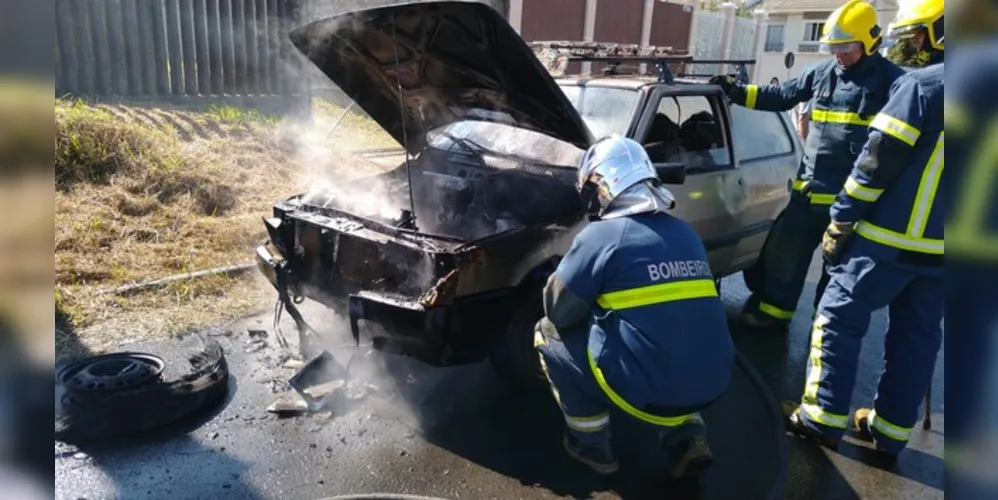 Equipes do Corpo de Bombeiros estiveram no local para conter as chamas