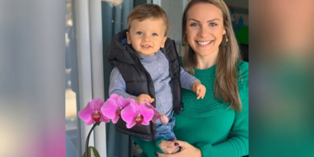 FELICITAÇÕES - Lorena Cortes da Costa Pereira receberá as felicitações pela troca de idade na próxima sexta-feira (7). No registro, Lorena com seu filho Gustavo. Da coluna RC os votos de alegrias e sucesso