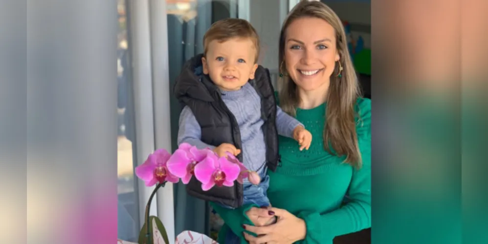 FELICITAÇÕES - Lorena Cortes da Costa Pereira receberá as felicitações pela troca de idade na próxima sexta-feira (7). No registro, Lorena com seu filho Gustavo. Da coluna RC os votos de alegrias e sucesso