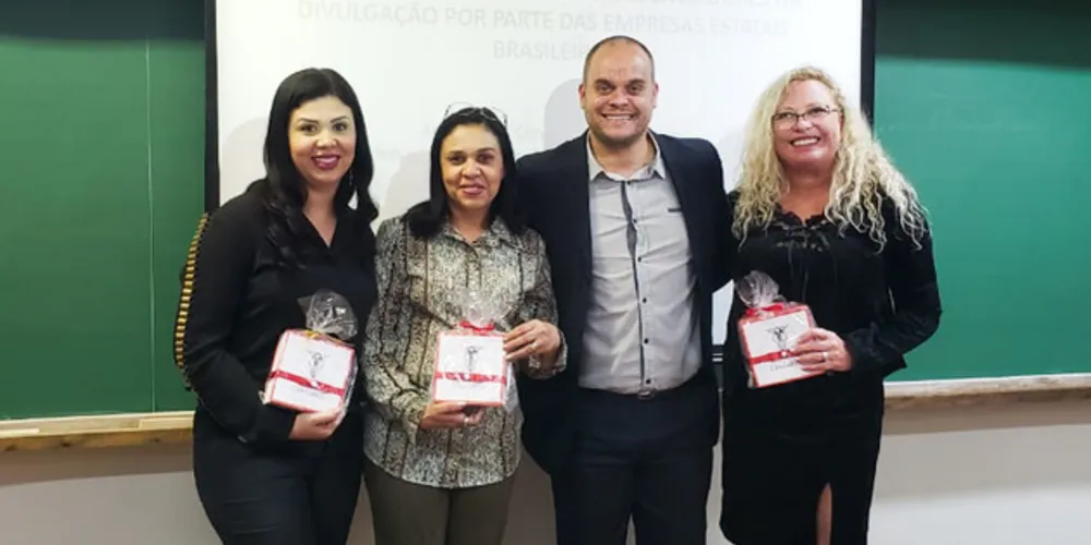 Além dos artigos premiados, a comunidade do curso participou das sessões de apresentação de artigos e docentes mediaram algumas sessões.