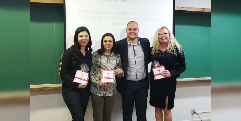 Além dos artigos premiados, a comunidade do curso participou das sessões de apresentação de artigos e docentes mediaram algumas sessões.