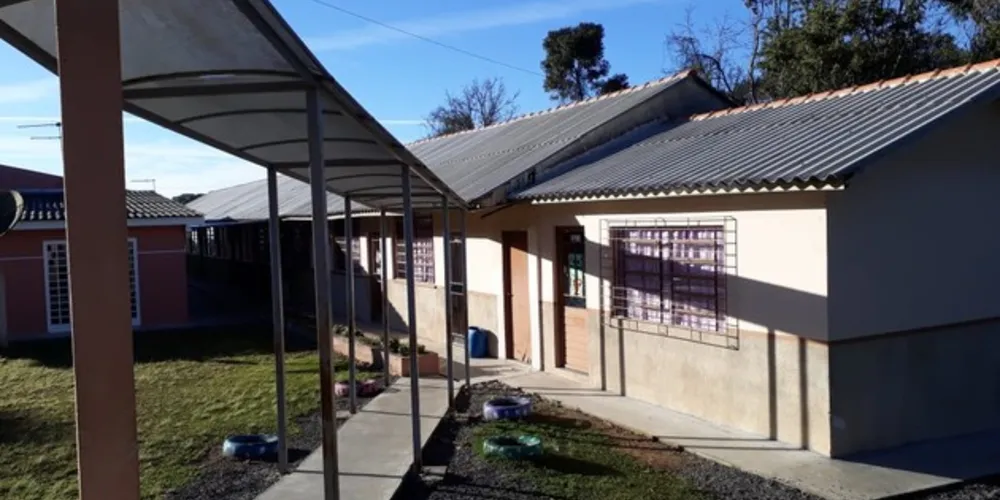 A diretora, Ione Maria Viatroski, conta que R$ 10 mil serão destinados para aquisição de 5 computadores para uso de professores e alunos e os outros R$ 47 mil serão para a cobertura da quadra de esportes.