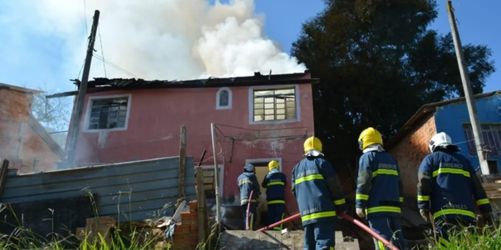 Incêndio mobilizou equipes do Corpo de Bombeiros e caminhões Auto Bomba Tanque e Resgate (ABTR)