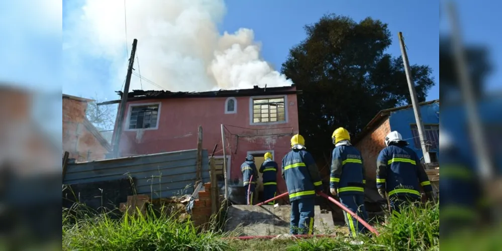 Incêndio mobilizou equipes do Corpo de Bombeiros e caminhões Auto Bomba Tanque e Resgate (ABTR)