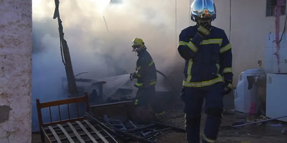 Casa de madeira foi destruída rapidamente pelo fogo, mas bombeiros salvaram outros imóveis