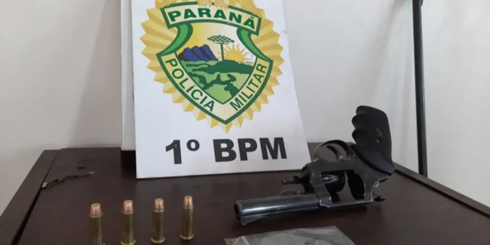 Armas de fogo foram retiradas de circulação e rapaz de 20 anos foi preso em flagrante