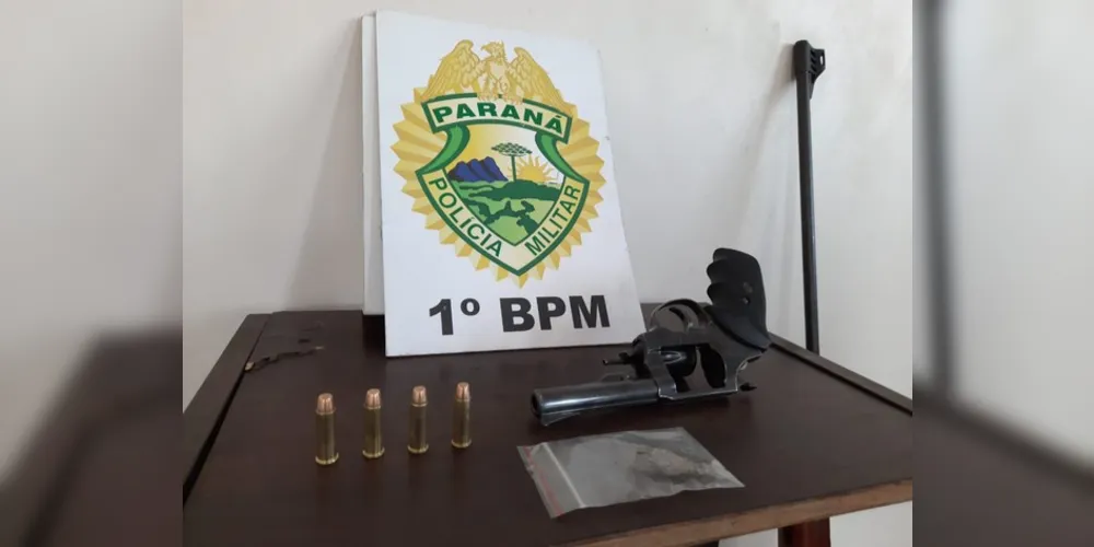 Armas de fogo foram retiradas de circulação e rapaz de 20 anos foi preso em flagrante