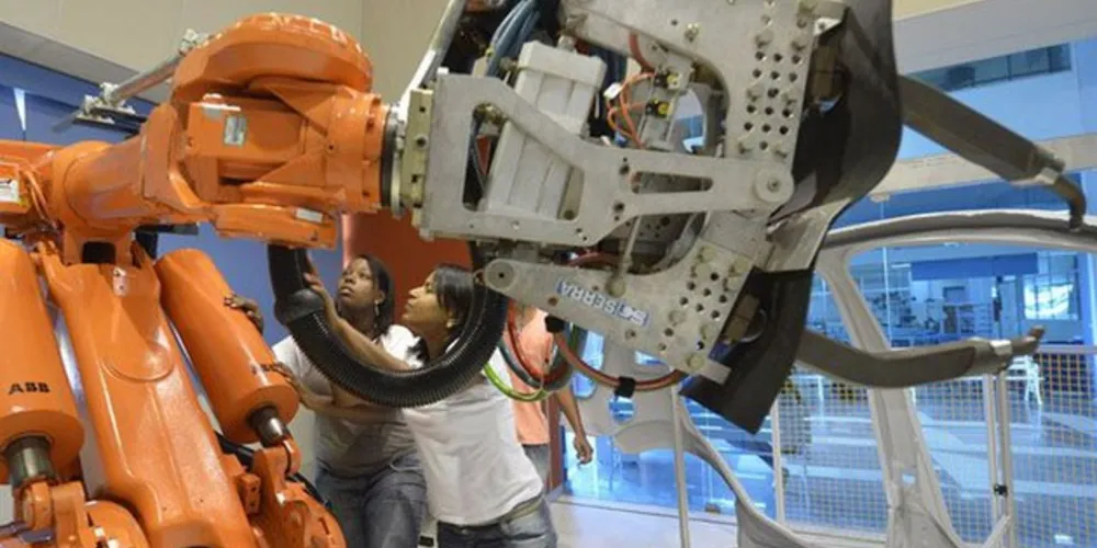 Para ter acesso aos cursos e às vagas, basta acessar a plataforma Mundo Senai, preencher um cadastro simples e começar a qualificação. 