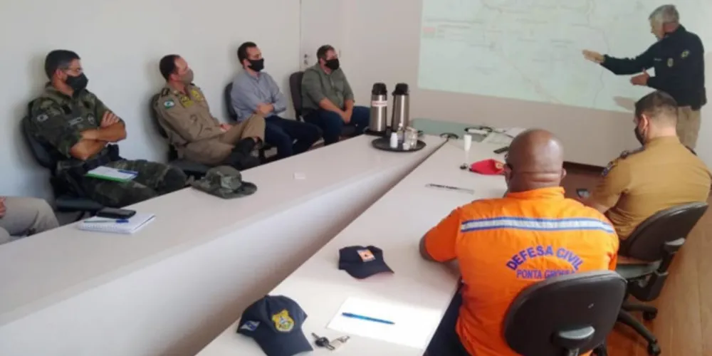O coordenador da Defesa Civil da Secretaria Municipal de Cidadania e Segurança Pública (SMCSP), Alessandro de Macedo, participou de uma reunião para discutir ações conjuntas de combate e prevenção a queimadas próximo a rodovias no Município.