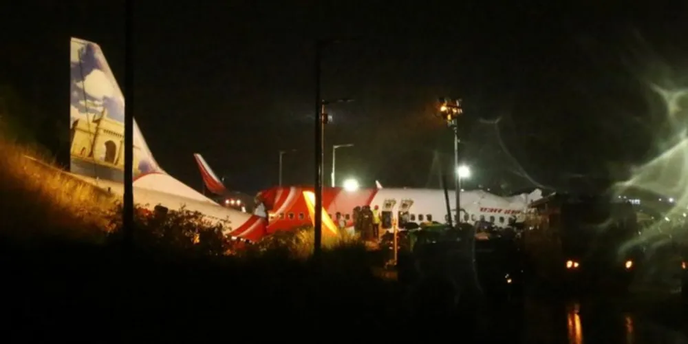 Imagem ilustrativa da imagem Avião se parte em dois durante pouso na Índia e deixa 16 mortos