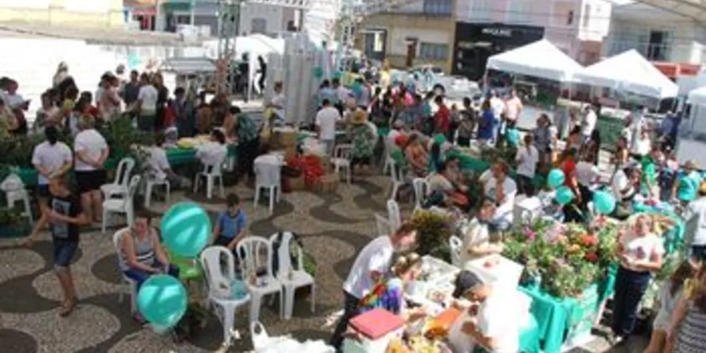 Feira reuniu centenas de pessoas na Praça Marechal Floriano Peixoto