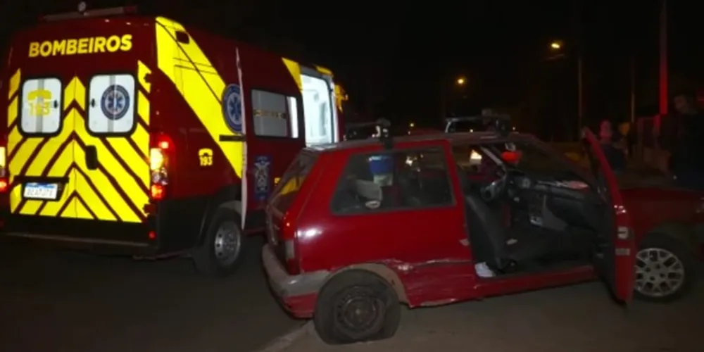 Acidente deixou uma mulher ferida. Polícia procura bandidos que roubaram o veículo