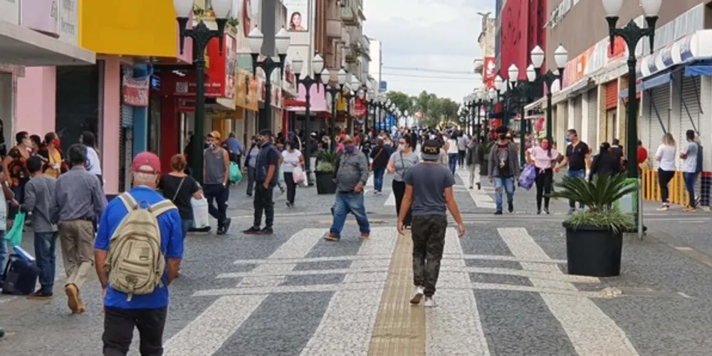 Apesar do grande fluxo de pessoas, restrições de horário e pessoas nas lojas deverão trazer queda nas vendas