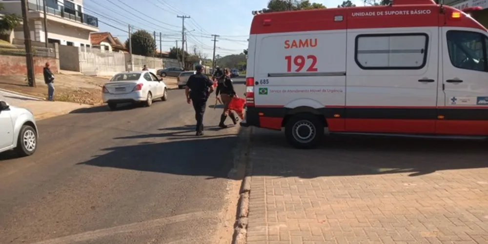 O motociclista seguia no sentido centro quando atingiu a traseira do carro, que acessava um estacionamento
