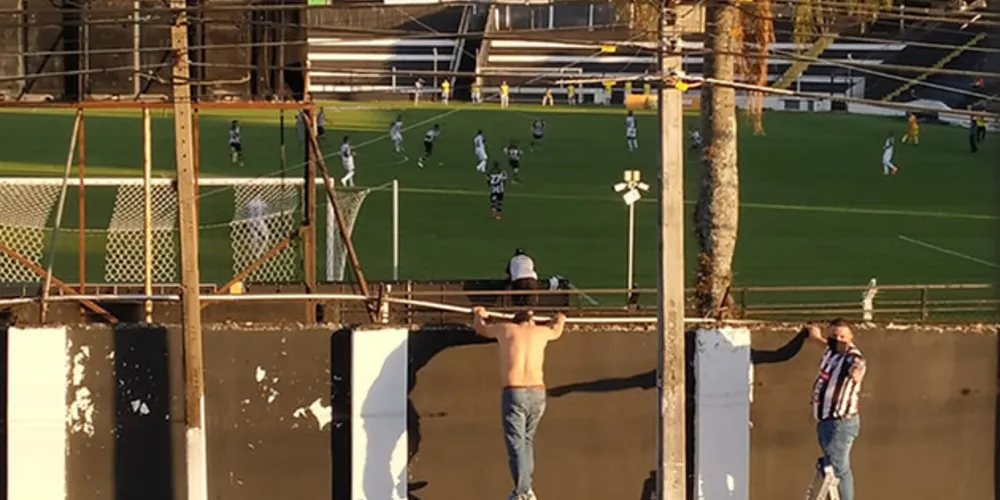 A cena foi flagrada por populares que moram ao lado do Estádio Germano Krüger