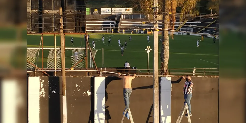 A cena foi flagrada por populares que moram ao lado do Estádio Germano Krüger