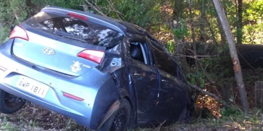Carro está danificado em meio a árvores