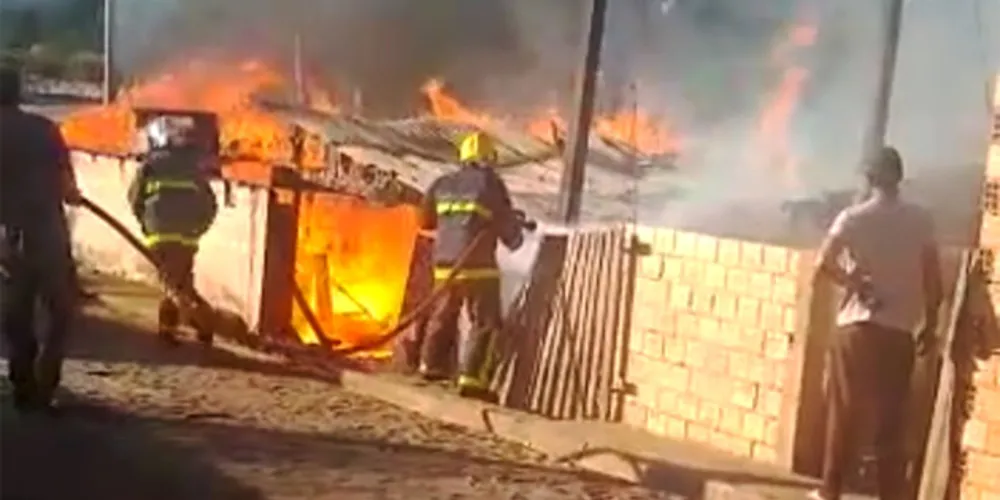 Bombeiros tiveram trabalho para controlar as chamas e serviço durou mais de três horas