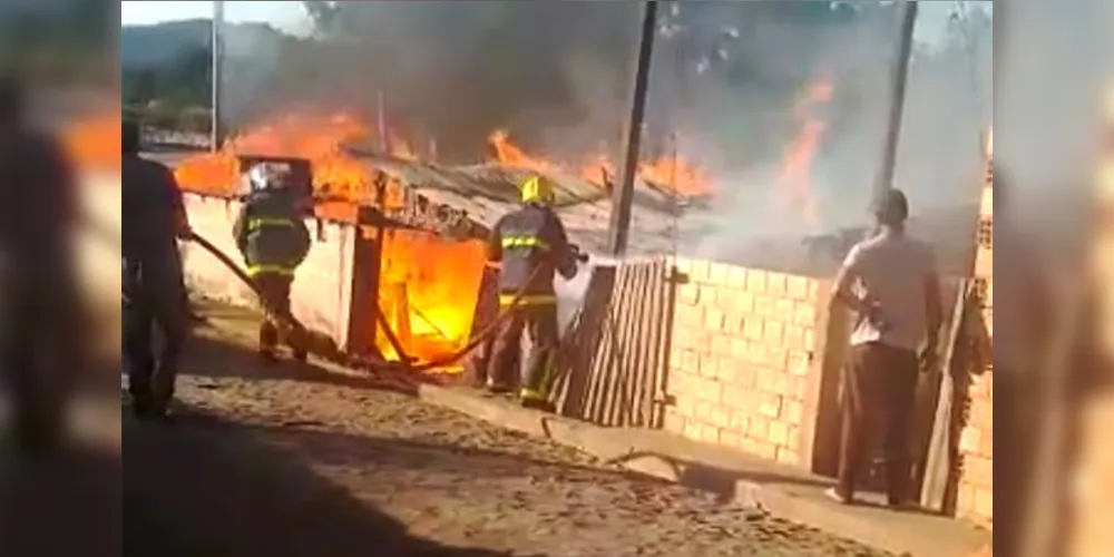 Bombeiros tiveram trabalho para controlar as chamas e serviço durou mais de três horas