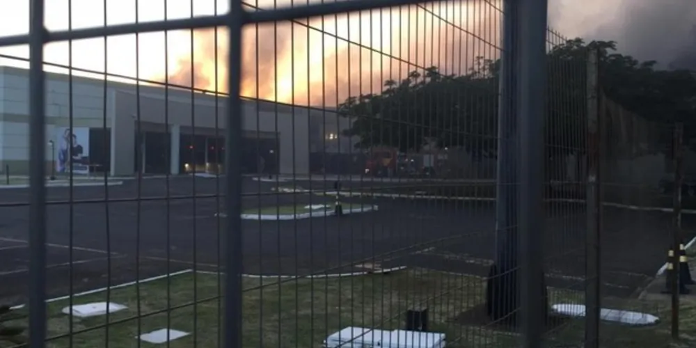 Parte do teto do shopping caiu e dificultou trabalho dos bombeiros