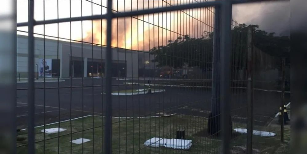 Parte do teto do shopping caiu e dificultou trabalho dos bombeiros