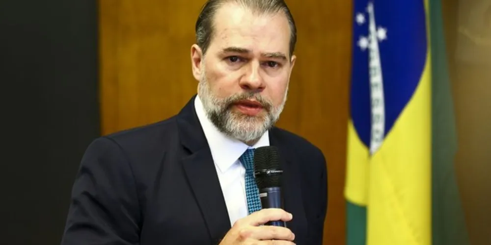 Segundo nota divulgada ontem pela assessoria de imprensa do STF, o ministro testou negativo para covid-19 e despachará normalmente durante a internação.