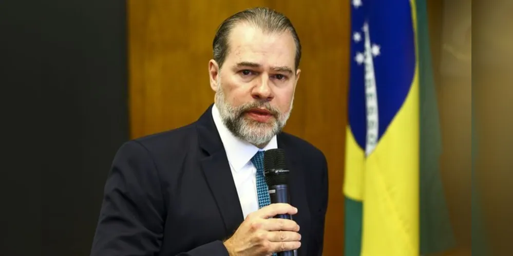 Segundo nota divulgada ontem pela assessoria de imprensa do STF, o ministro testou negativo para covid-19 e despachará normalmente durante a internação.