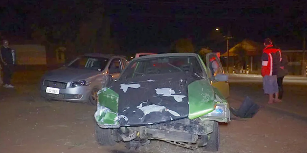 Apesar do estrago nos veículos, ocupantes dos dois carros não sofreram lesões graves