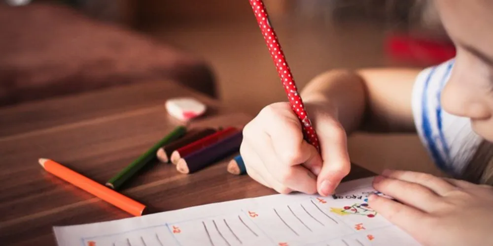 Os pais precisam ressaltar a importância do uso da máscara durante toda a permanência no ambiente escolar, tirando-a apenas se precisar comer ou beber água, porém sempre distante dos colegas. 
